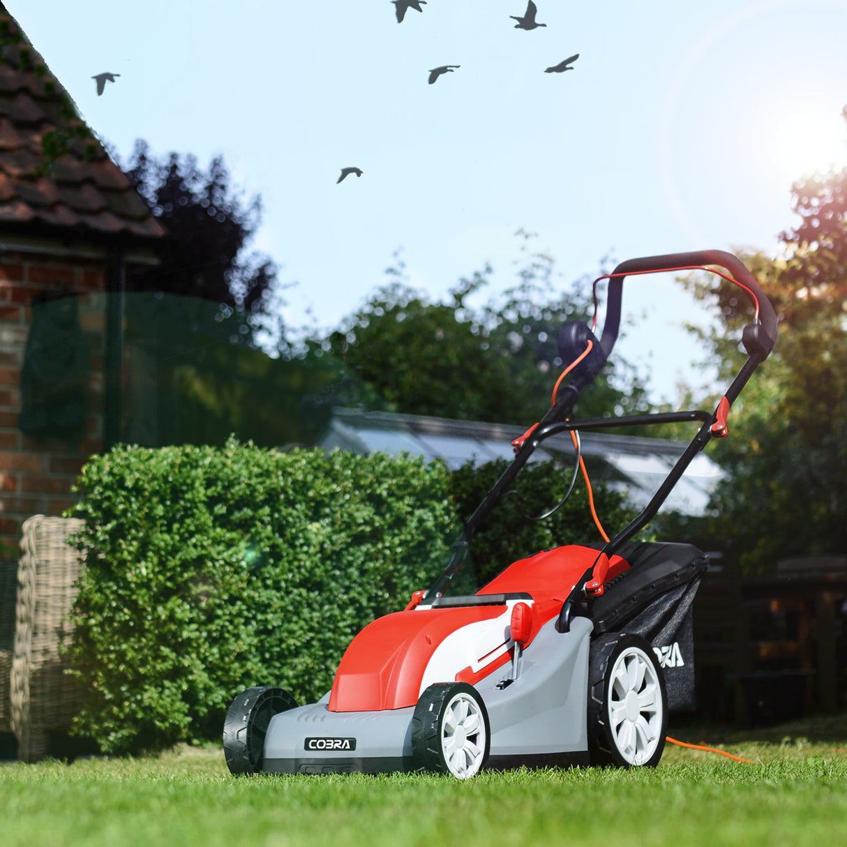Cobra GTRM40 Electric Roller Lawnmower 16"