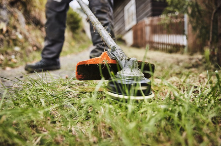 STIHL FS-KM Brushcutter KombiTool with AutoCut C26-2 Nylon Line Head