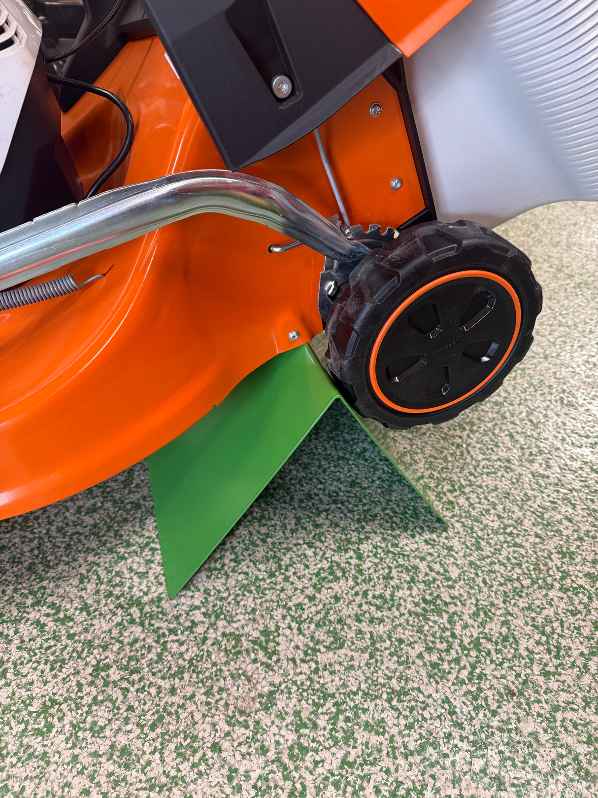 Lawnmower Display Stand for Walk Behind Mowers