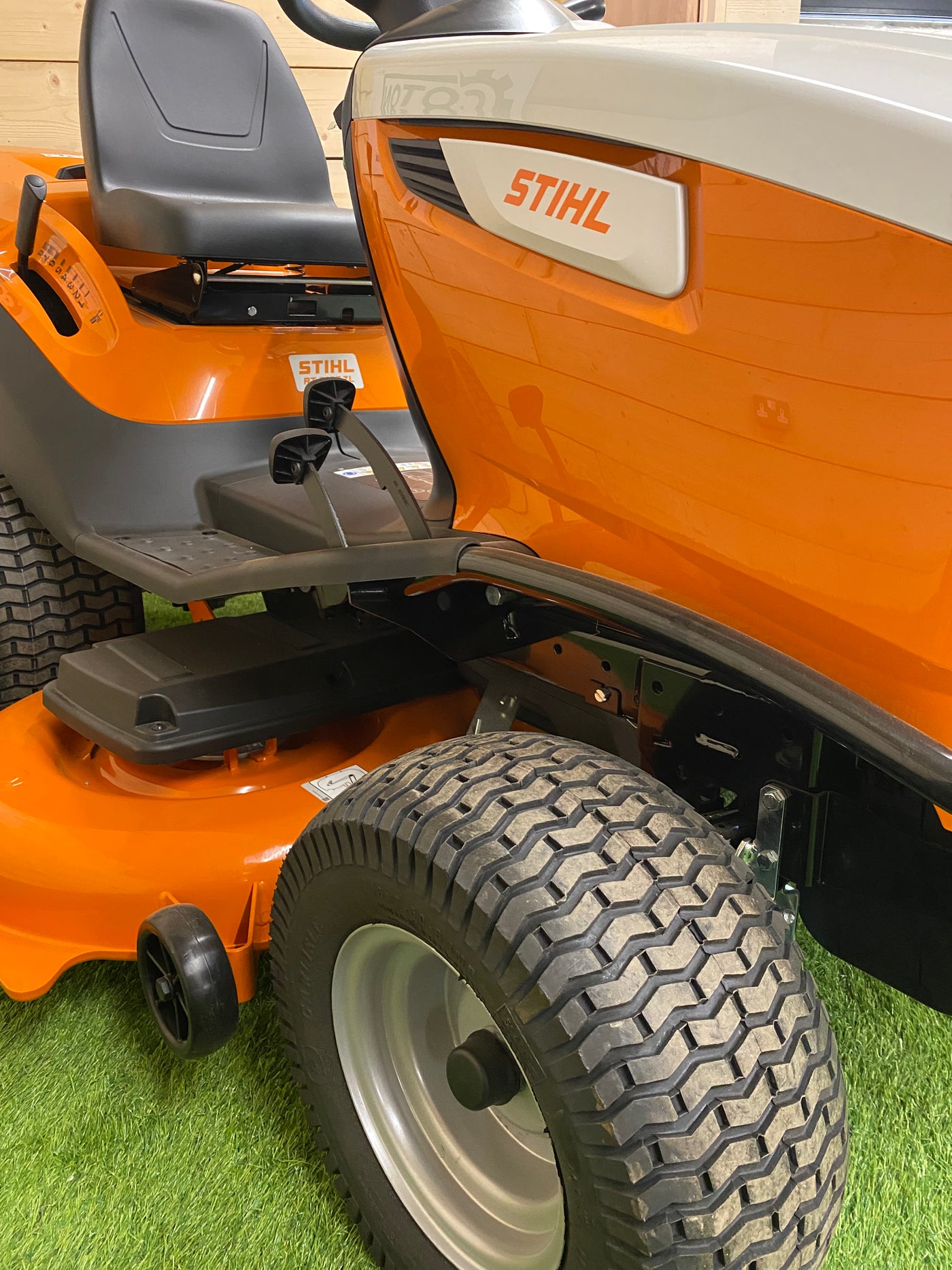 STIHL RT6127ZL PETROL RIDE-ON LAWN MOWER