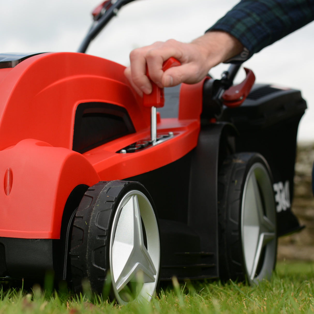 Cobra MX3440V Lithium-Ion Cordless 40V Lawnmower 13"