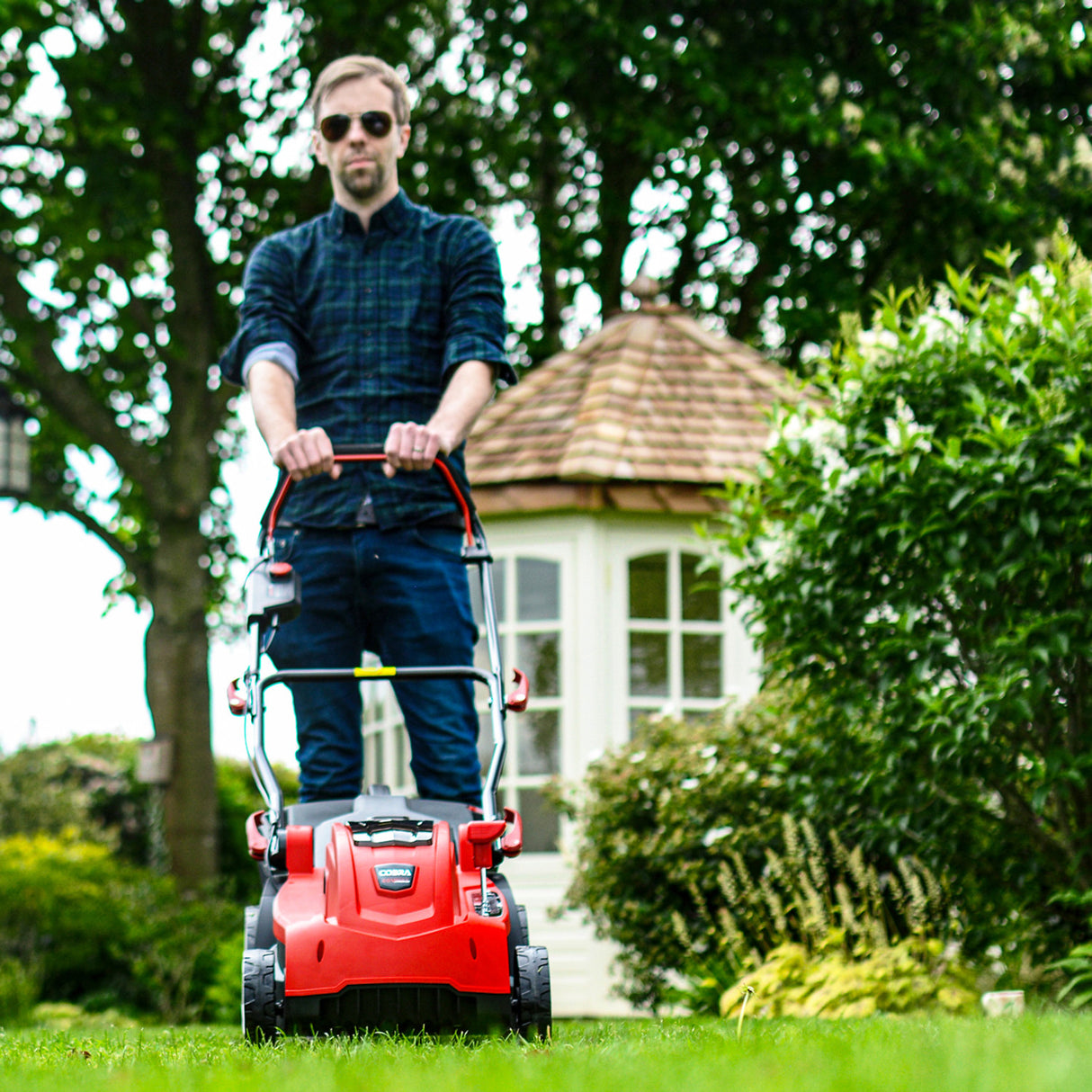 Cobra MX4340V Lithium-Ion Cordless 40V Lawnmower 17"