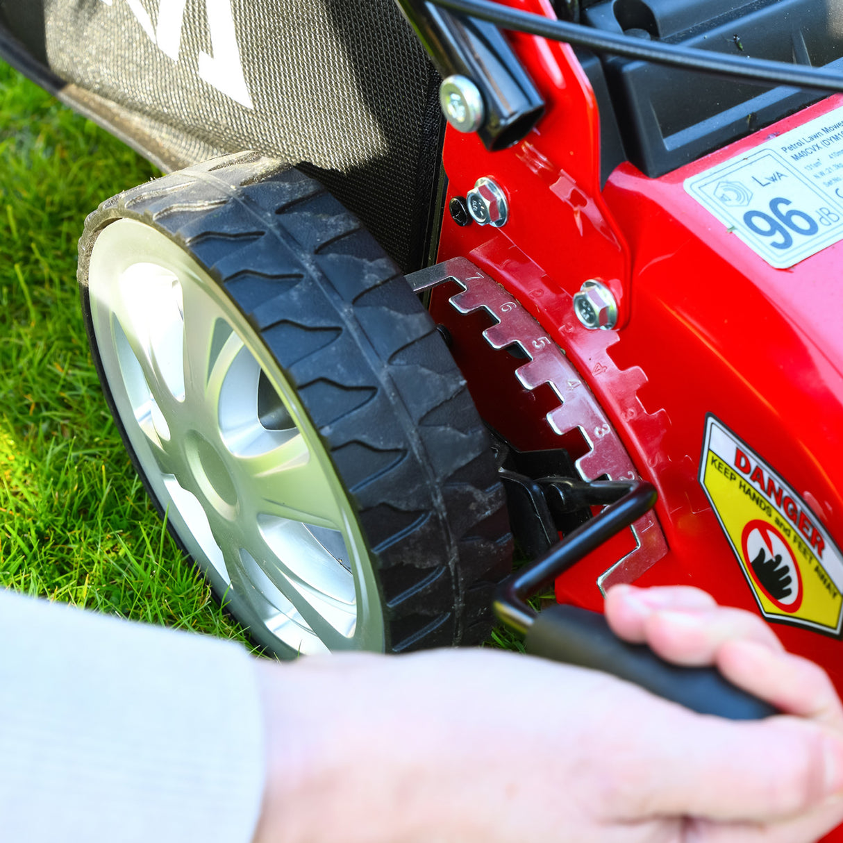 Cobra M40SPC Petrol Self-Propelled Lawnmower 16"