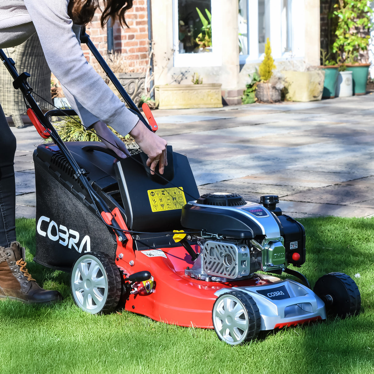 Cobra M40SPC Petrol Self-Propelled Lawnmower 16"